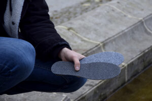 Jak stosować zimowe wkładki do butów?